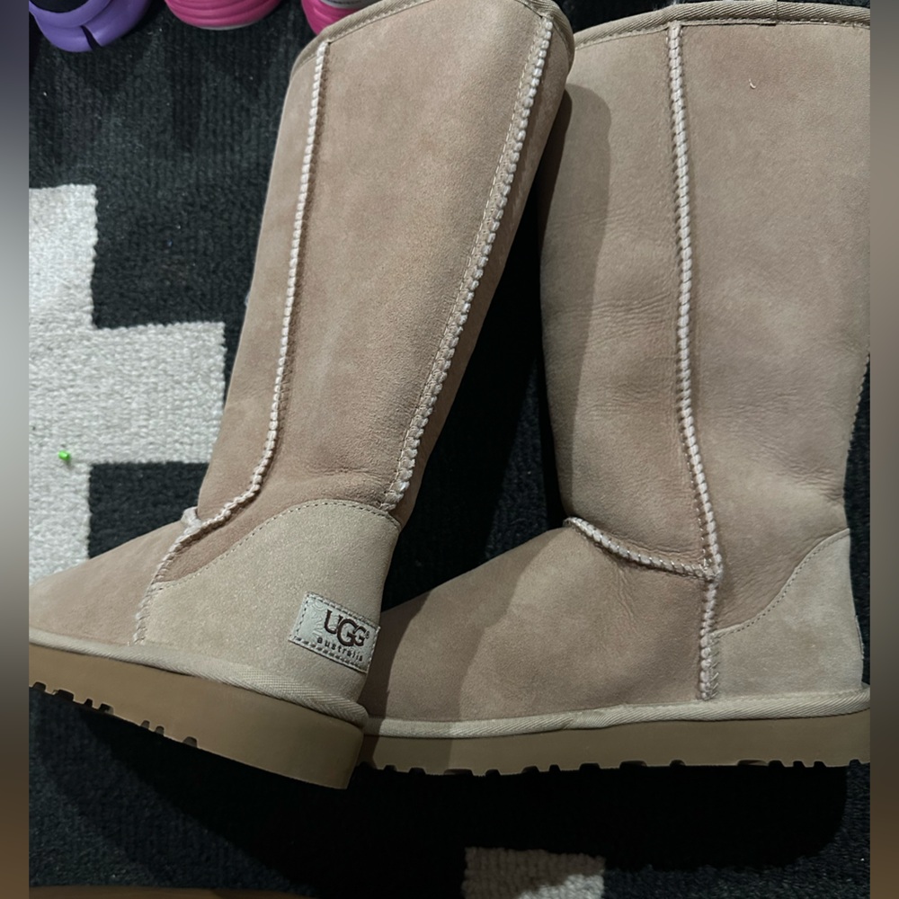 New- never worn authentic antilope ugg size 7 tall 2